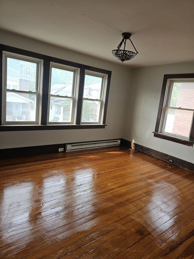 Foto del edificio - 2 Bedroom House available now in Harrisburg!