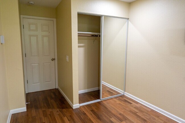 Building Photo - 2Bd/1Ba Redmond Condo