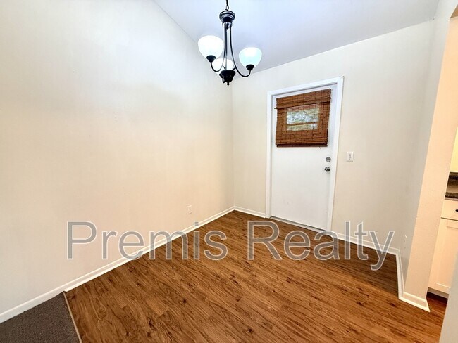 Foto del edificio - 1165 E Spruce St