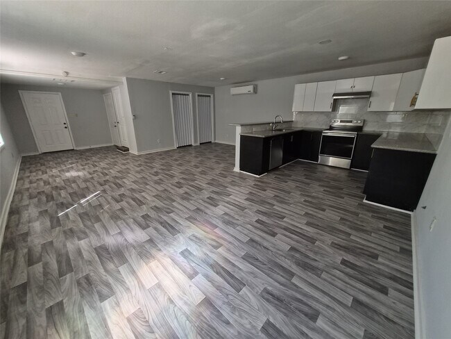 Foto del edificio - 12335 Roy Rd