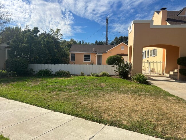 Building Photo - SPACIOUS HOME!!! 3 Bed/2 Bath $3,600/Month