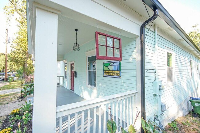 Building Photo - 896 Oakhill Ave SW
