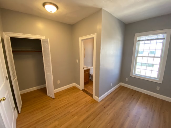 Building Photo - 824 Main St