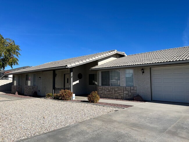 Building Photo - Beautiful 3 bedroom 2 bathroom home in Apple Valley Available now!!