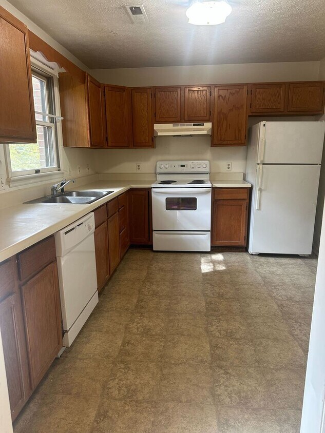 Primary Photo - Renovated Home Near Virginia Tech