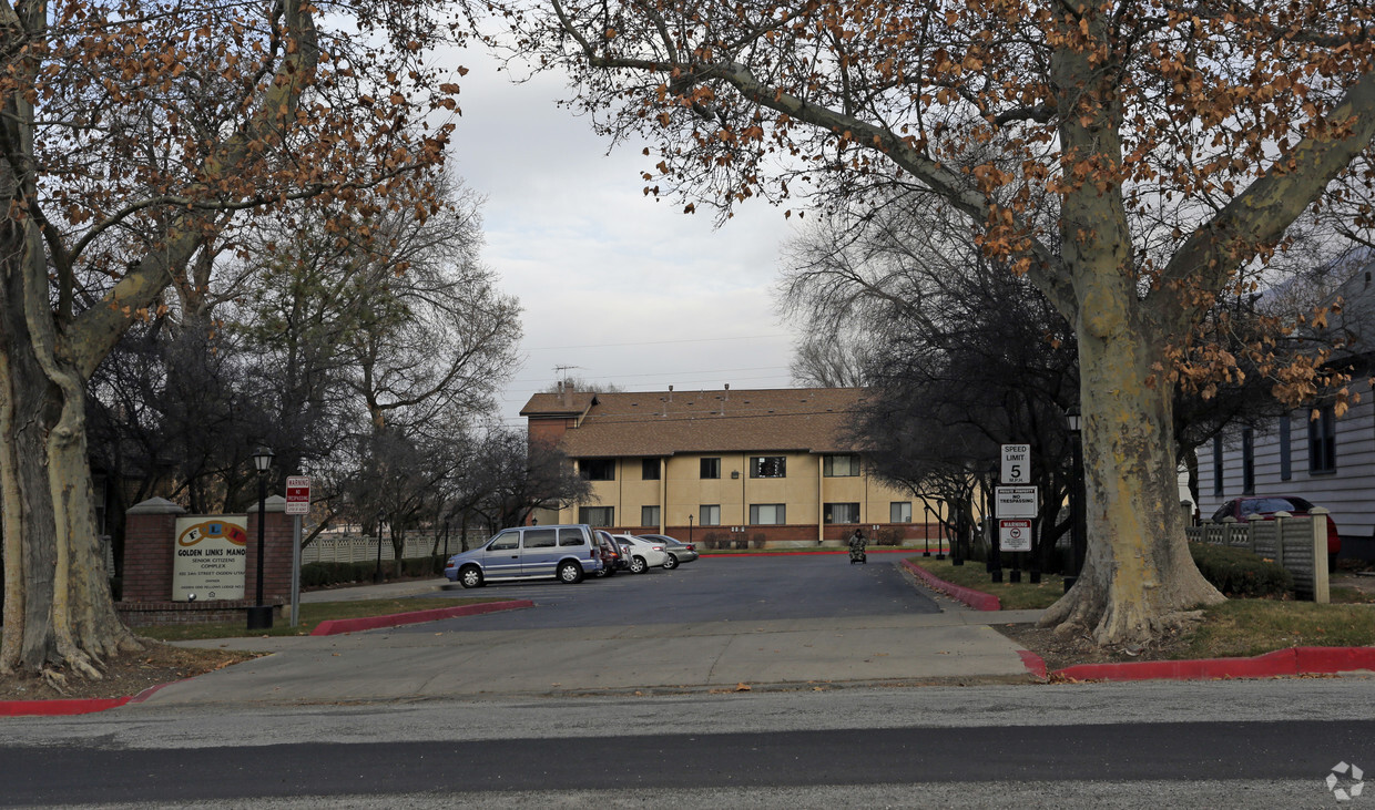 Building Photo - Golden Links Manor