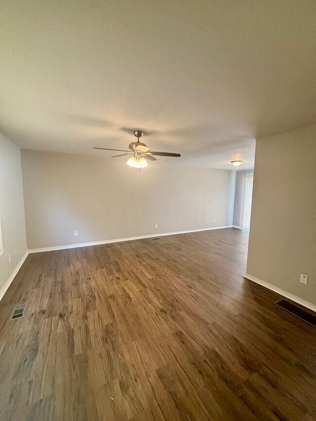 Building Photo - 10 Fairbrook Dr