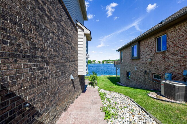 Building Photo - 47791 Crichton Ln