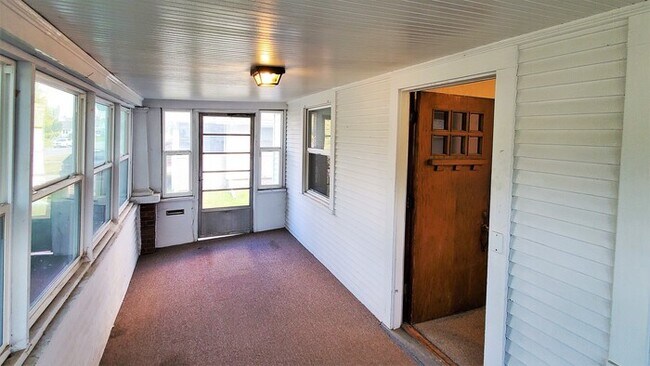 Building Photo - $995 | 2 Bedroom, 1 Bathroom House | Pet F...