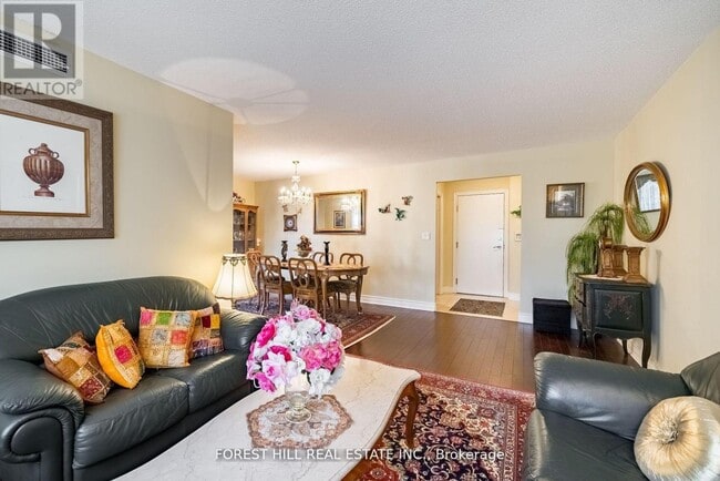 Building Photo - 5418 Yonge St