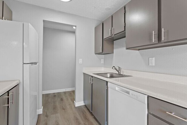 Building Photo - Affordable Comfort! Spacious 2-Bedroom Apa...