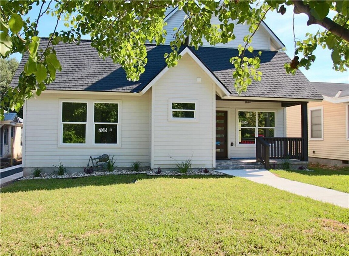 Photo - 705 Harris Full - Modern Duplex 8 Bed / 7.5 Bath Available August 2027