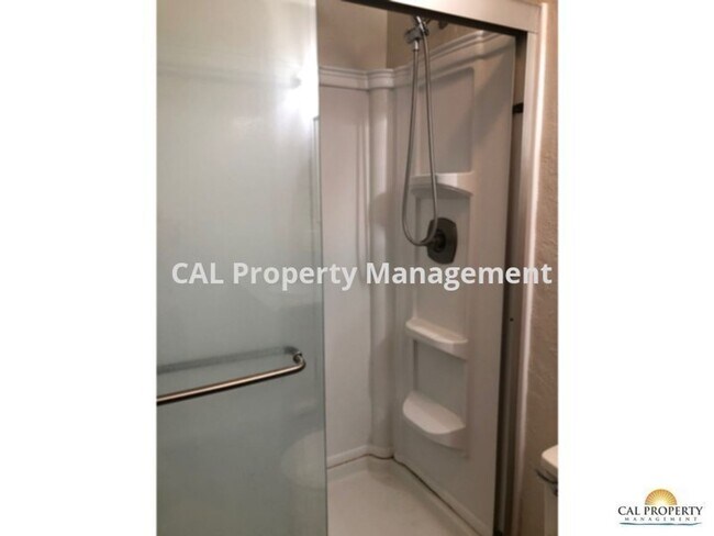 Building Photo - Single Level 3 bedroom home in Oak Hills C...