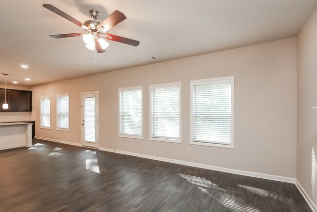 Building Photo - 900 Walnut Woods Dr