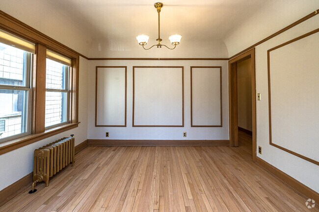 1 habitación, 1 baño con estudio - 900 pies cuadrados - Comedor - 4428 N Oakland Ave
