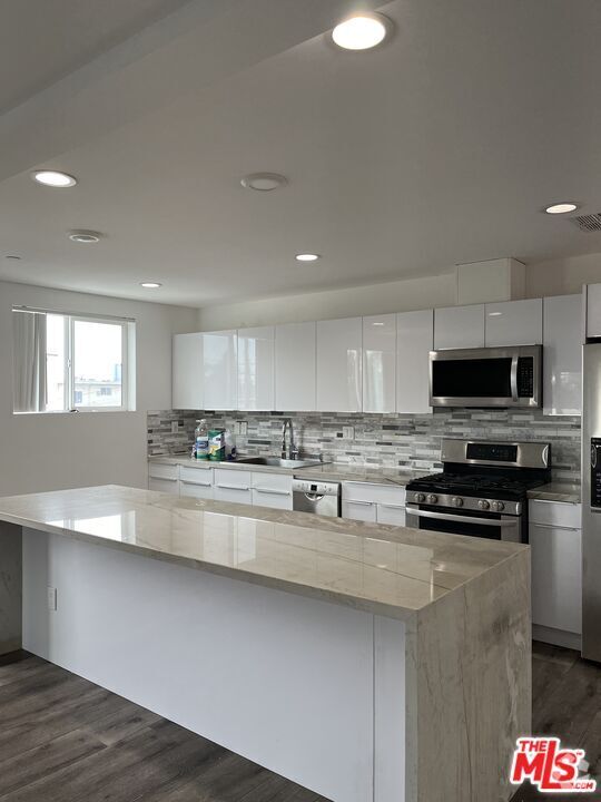 Building Photo - 2121 Burnside Ave