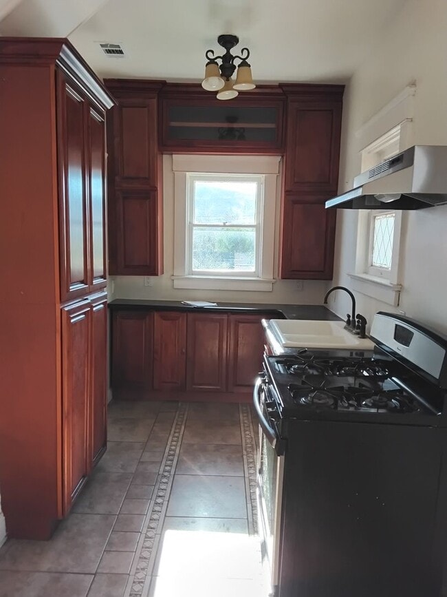 Building Photo - Golden Sails Property Group LLC -933 E. Santa Paula St