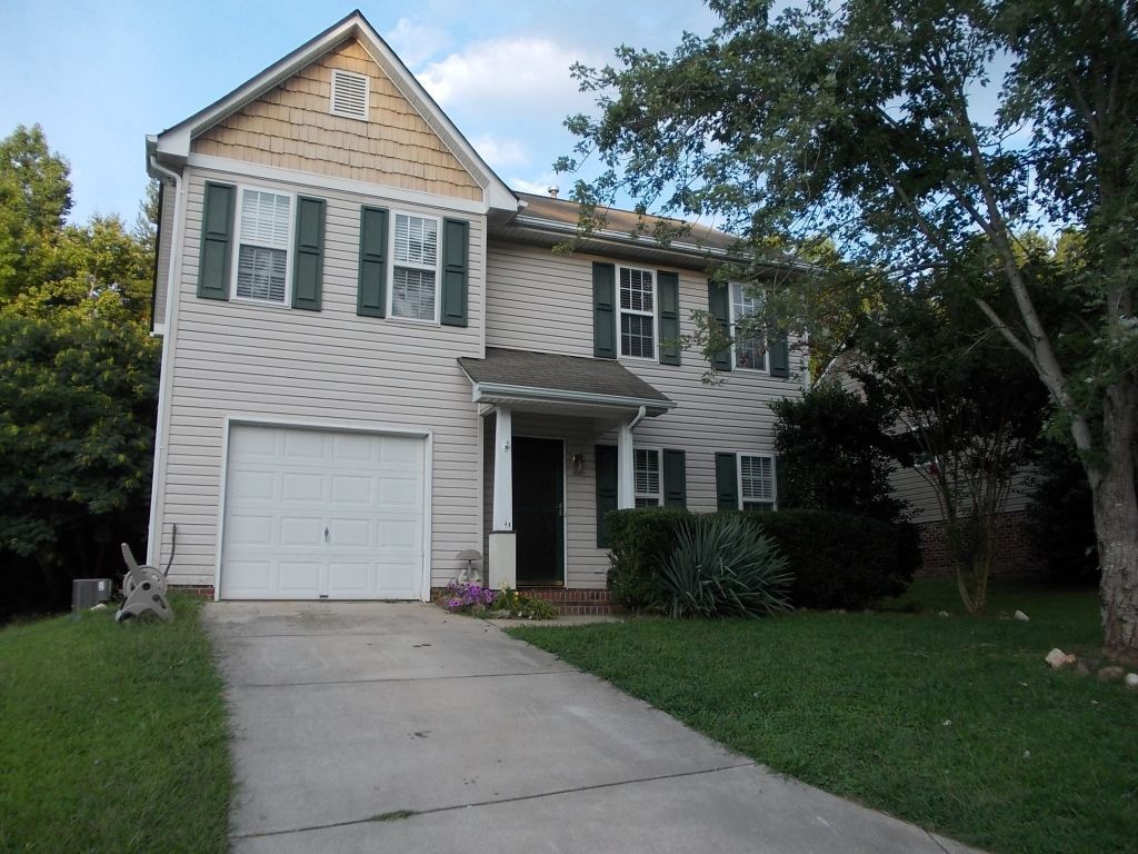 Foto principal - Great 2 story home with fenced back yard i...