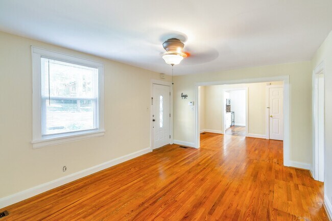 Foto del edificio - 2401 Vaulx Ln