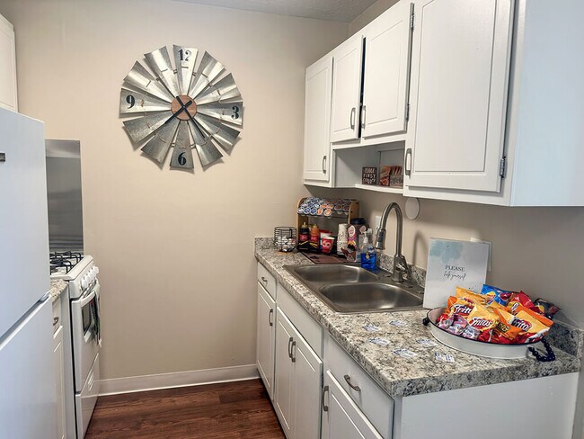 Cocina con gabinetes y electrodomésticos blancos. - Shores of Roosevelt Park