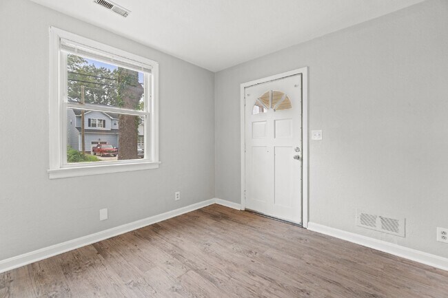Building Photo - ADORABLE 3 BEDROOM 1 BATH RANCH HOUSE