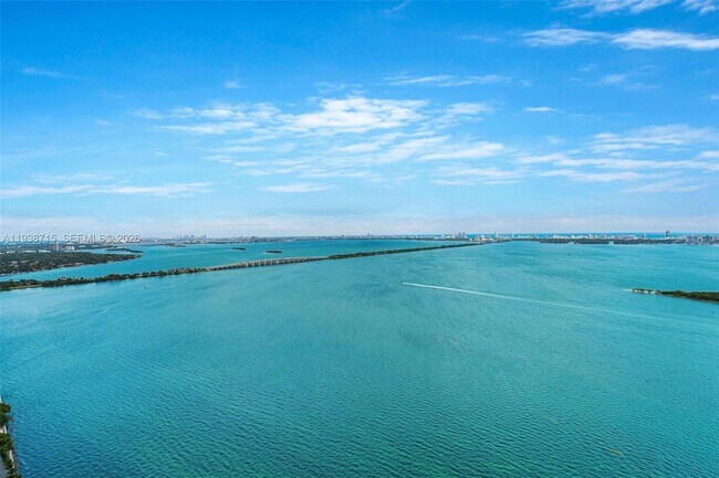 Foto del edificio - 700 NE 24th St