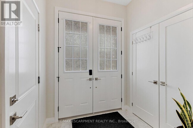 Photo du bâtiment - 5 Cherry Blossom Hts