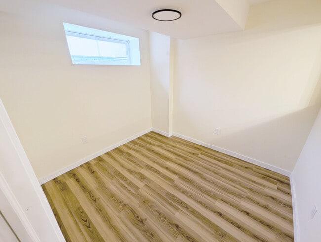 Building Photo - 890 McFaull Rise