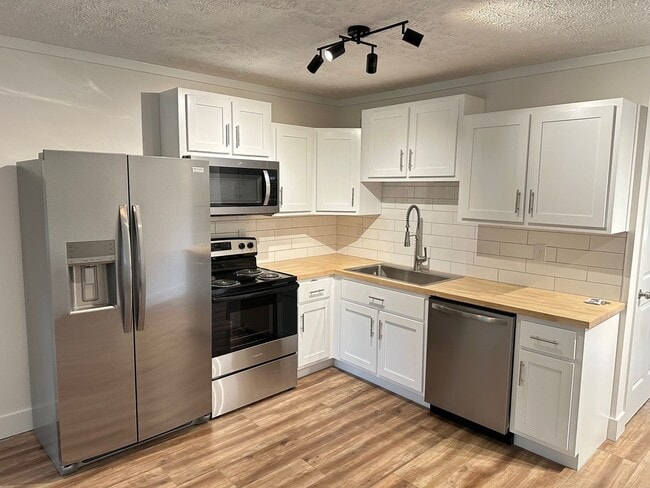 Remodeled Detached Above-Garage Hull Apartment! - Remodeled Detached Above-Garage Hull Apartment!