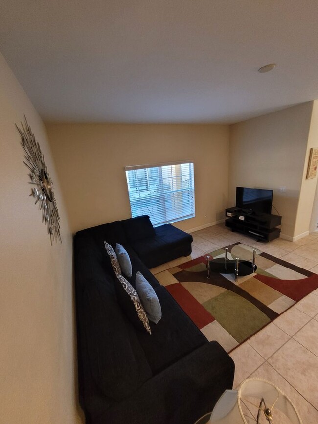 Building Photo - Fully Furnished 4 bed 3 bath with Pool in ...