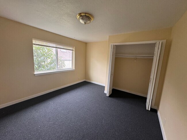 Building Photo - Blocks from UO! 2 bedroom 1.5 bath with in...