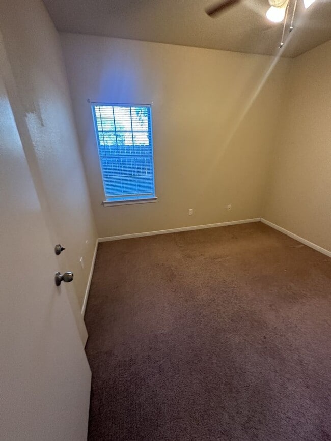 Foto del edificio - AVAILABLE NOW!!