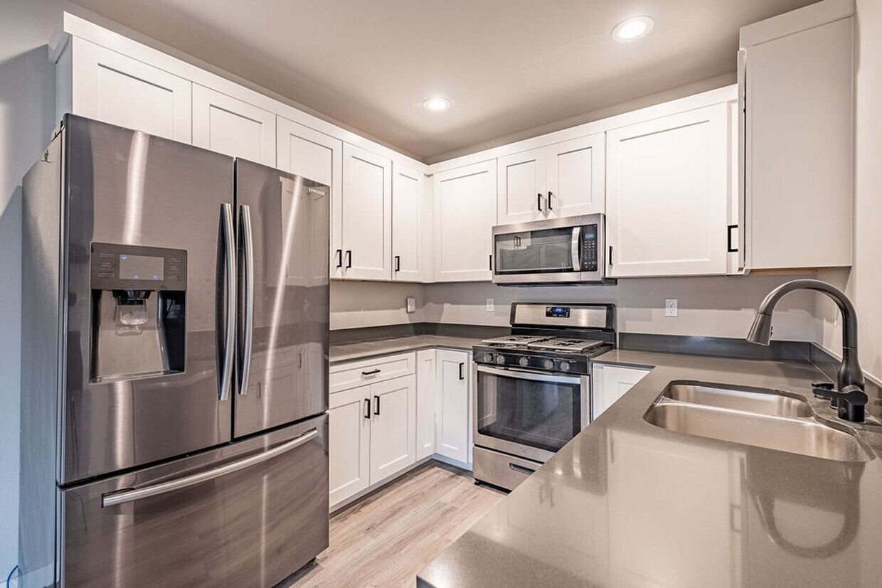 Foto principal - 3 bed 2.5 bath townhouse with garage.