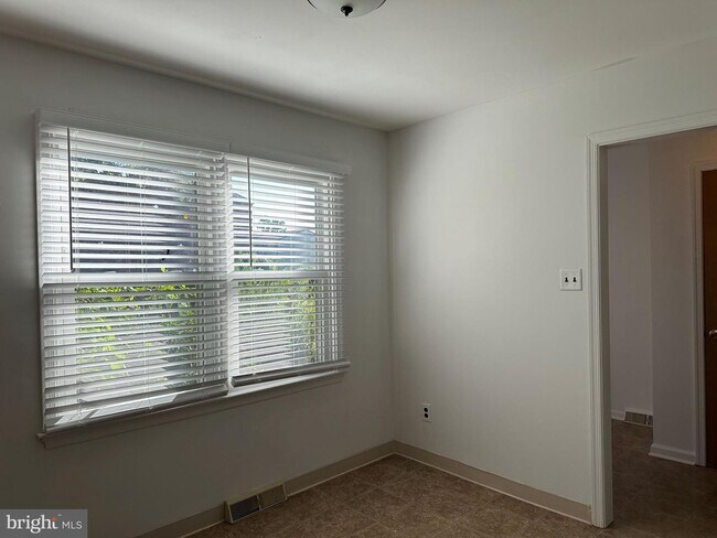 Foto del edificio - 4904 Blossom Ln