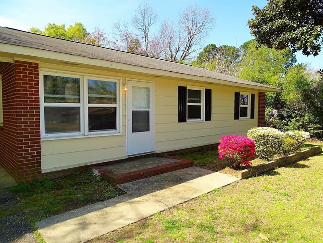 Building Photo - Beautiful Ranch w/ Large Fenced Back Yard ...