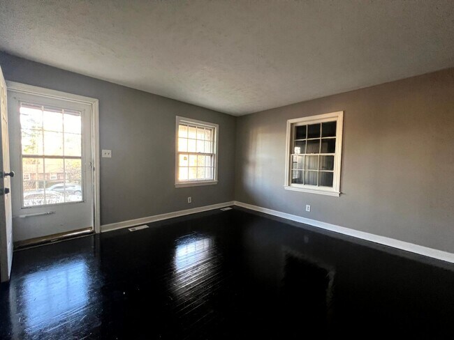 Foto del edificio - 2303 Vestal Avenue ~ Eccles Park