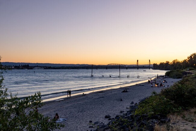 Foto del edificio - Riverside Townhomes - Waterfront Living in...