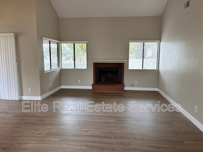 Building Photo - 4582 Villas Dr