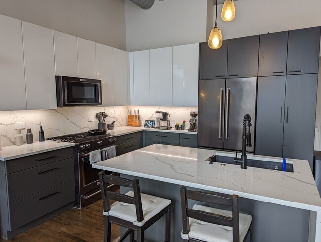 Foto del edificio - 2650 W Belden Ave