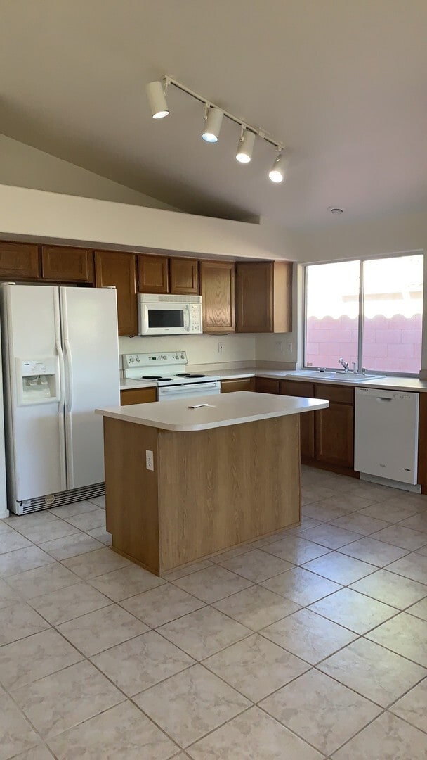 Building Photo - 3 bed 2 bath with POOL, just in time for S...