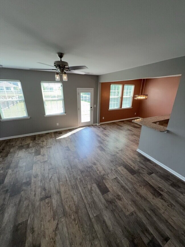 Building Photo - 838 Redbud Ln