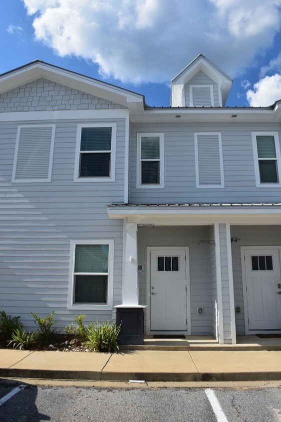 Primary Photo - Available June 1 Three Bedroom Townhouse a...