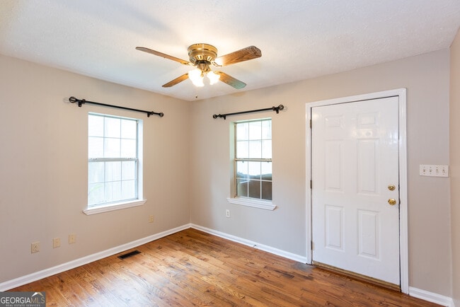Building Photo - 3172 Humphries Dr SE