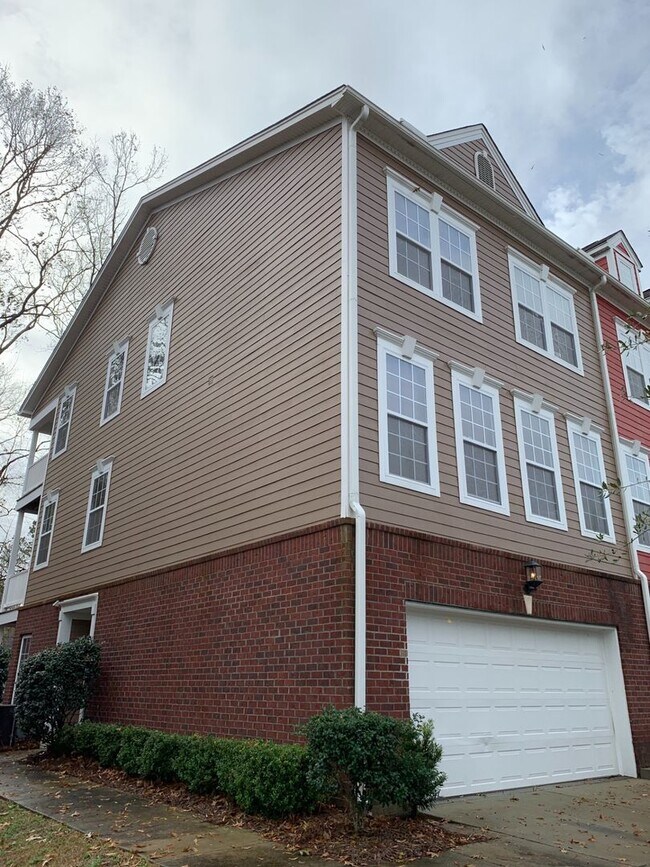 Foto del edificio - Spacious townhouse in Tranquil Hill Planta...