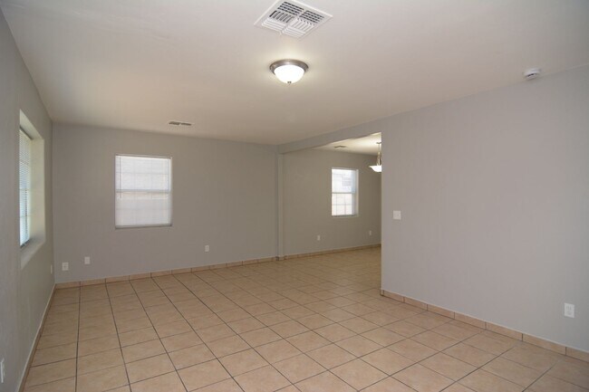 Foto del edificio - Huge 4 Bedroom 2 Bath House! Close to the ...