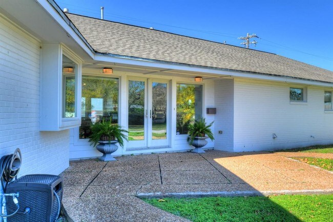 Building Photo - 1305 Harbor View Dr