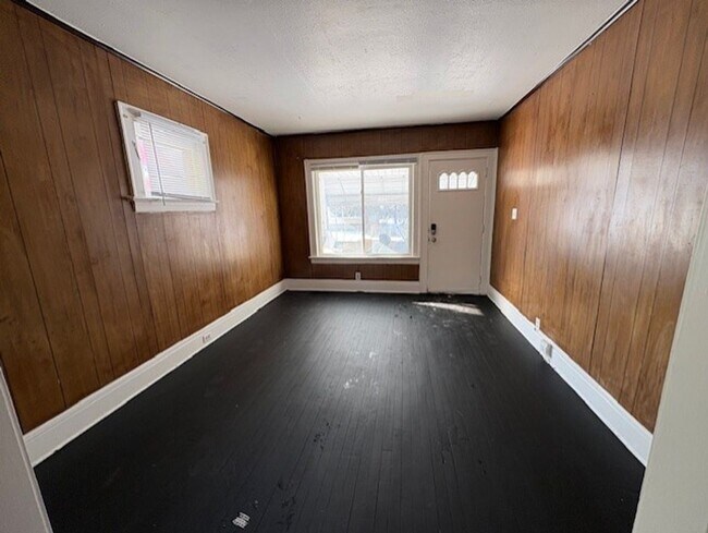 Foto del edificio - 3973-3975 E 123rd St Cleveland Oh 44105 MFH2 .T2