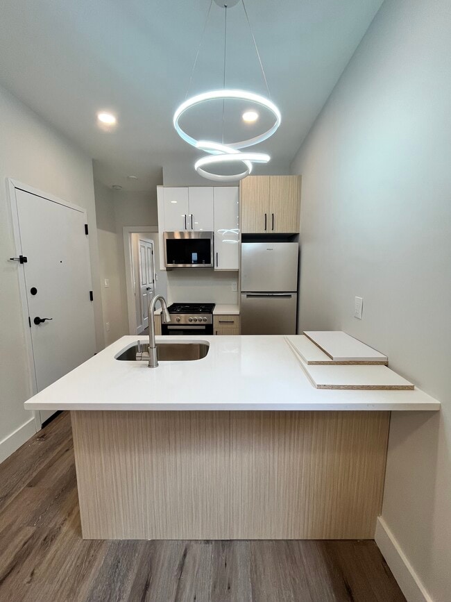 128 Bayview Ave 2L - 126 Bayview Ave