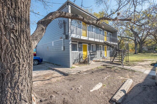Foto del edificio - 903 Springdale Rd