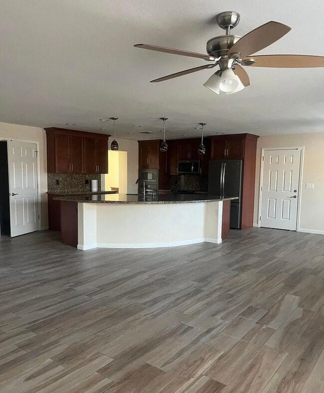 Building Photo - 7627 E 4th St